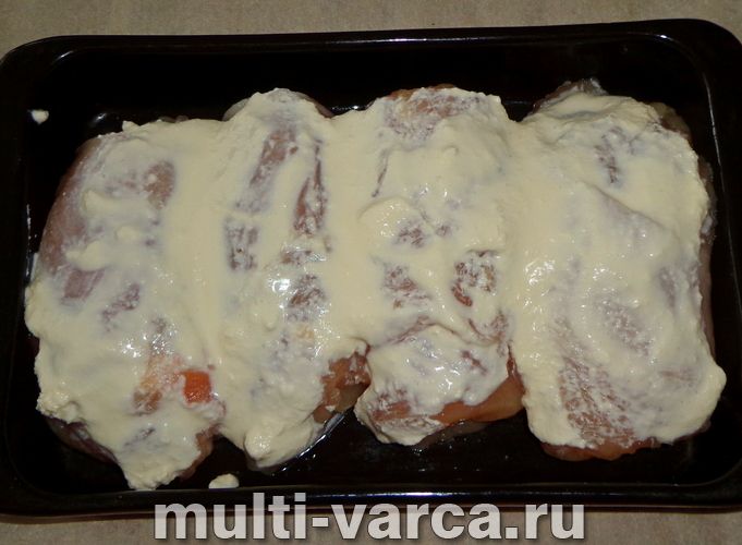 Курячі рулетики з ананасами в духовці