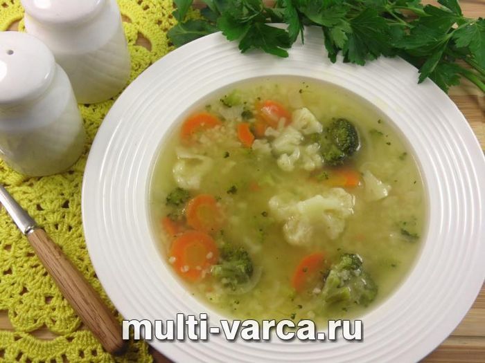 Курячий суп із кускусом і двома видами капусти
