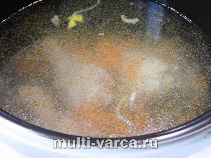 Курячий суп із кускусом і двома видами капусти