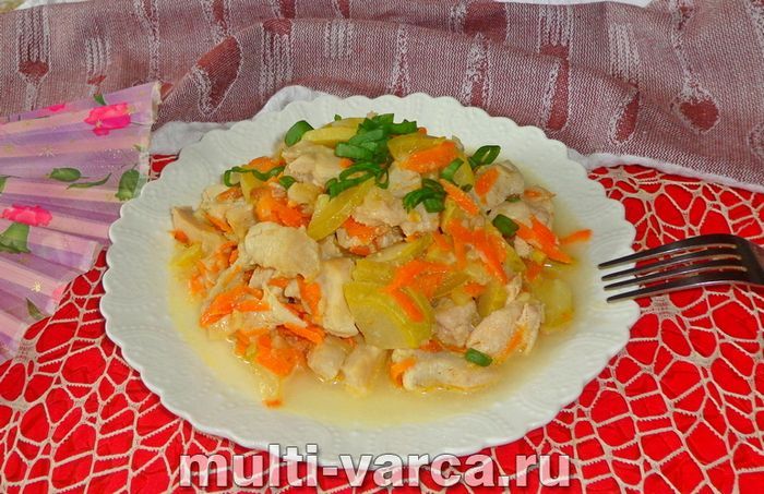 Курка тушкована з кабачками в мультиварці