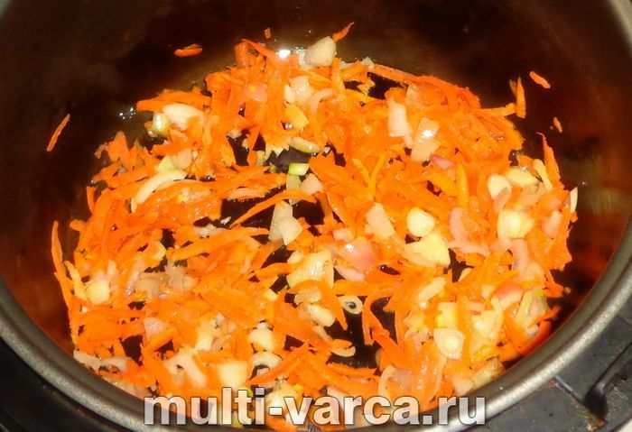 Курка тушкована з кабачками в мультиварці