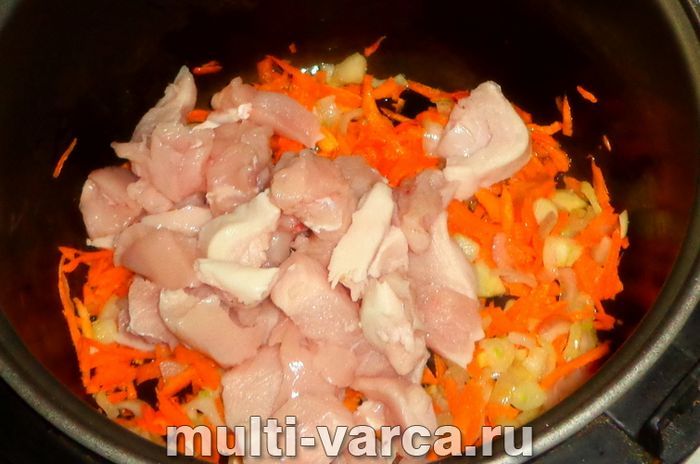 Курка тушкована з кабачками в мультиварці