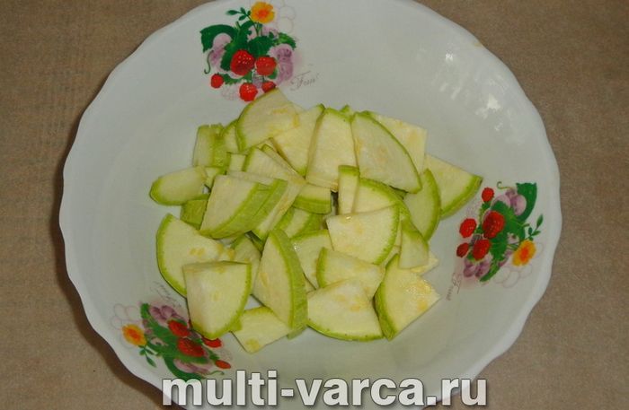 Курка тушкована з кабачками в мультиварці