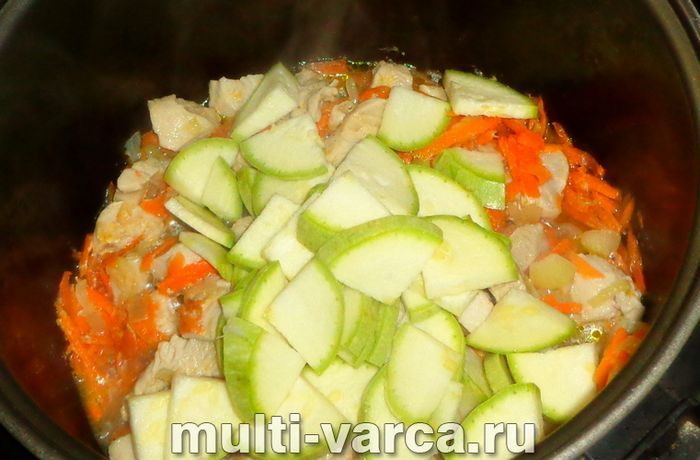 Курка тушкована з кабачками в мультиварці