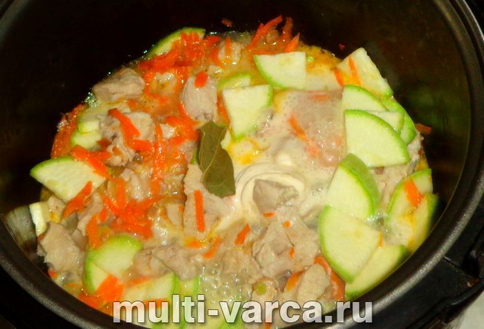 Курка тушкована з кабачками в мультиварці