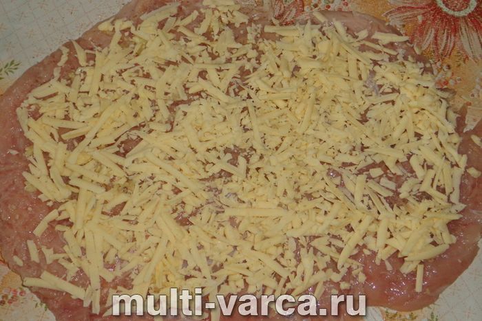 М'ясний рулет із сиром у духовці