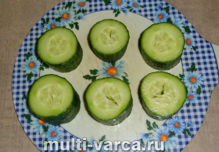 Огірки сиром і яйцем