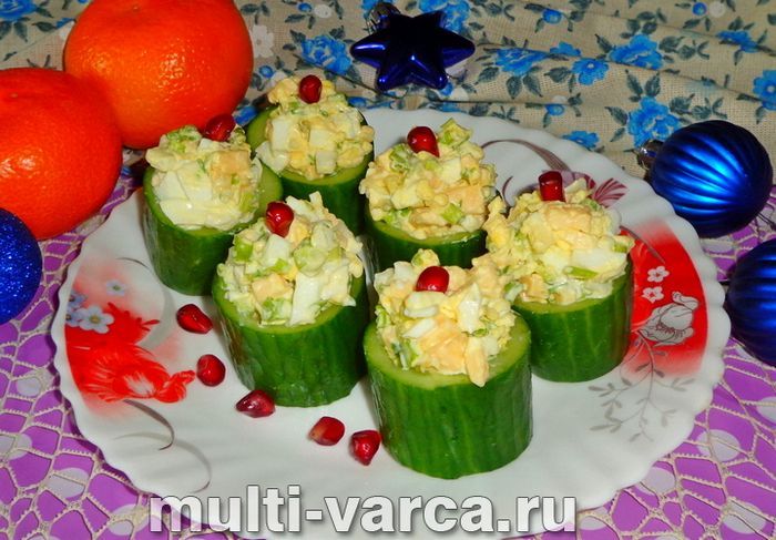 Огірки сиром і яйцем