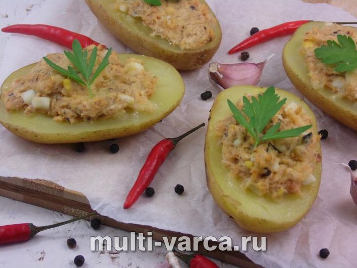 Печена картопля з начинкою з консервованого лосося