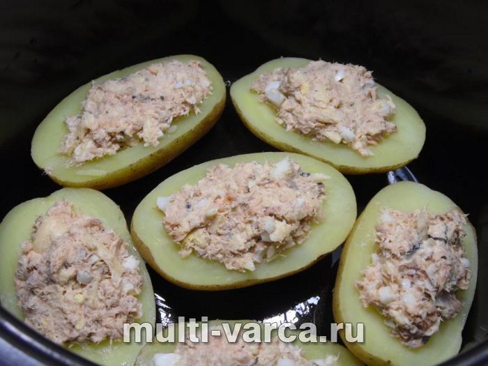 Печена картопля з начинкою з консервованого лосося