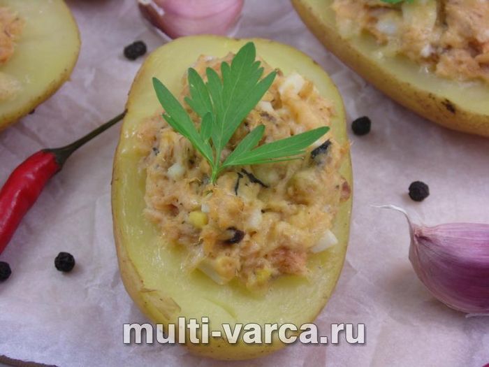 Печена картопля з начинкою з консервованого лосося