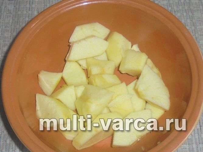 Печені яблука з чорносливом і морквою