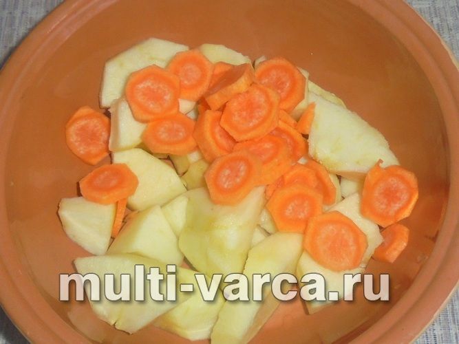 Печені яблука з чорносливом і морквою