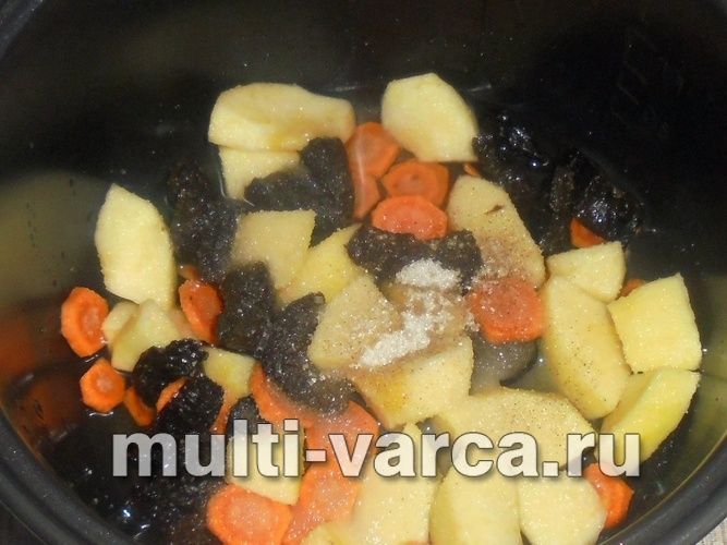 Печені яблука з чорносливом і морквою