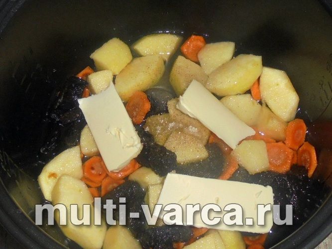 Печені яблука з чорносливом і морквою