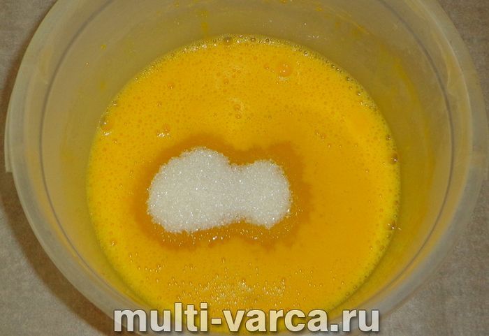 Пиріг із сиром і вишнею в мультиварці