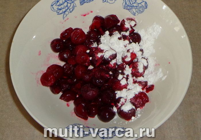 Пиріг із сиром і вишнею в мультиварці