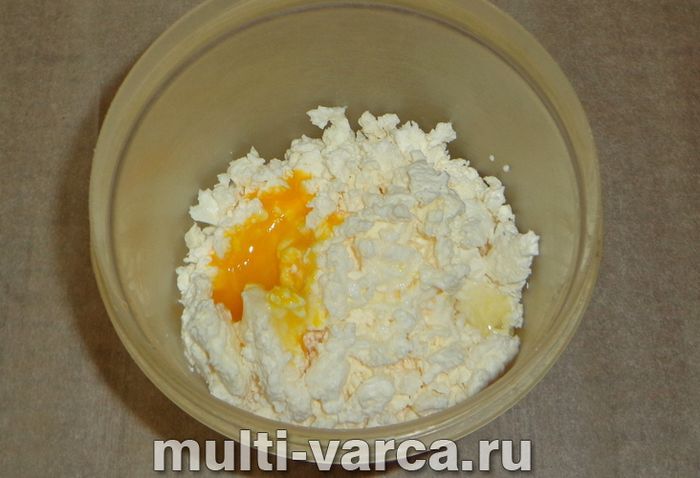 Пиріг із сиром і вишнею в мультиварці