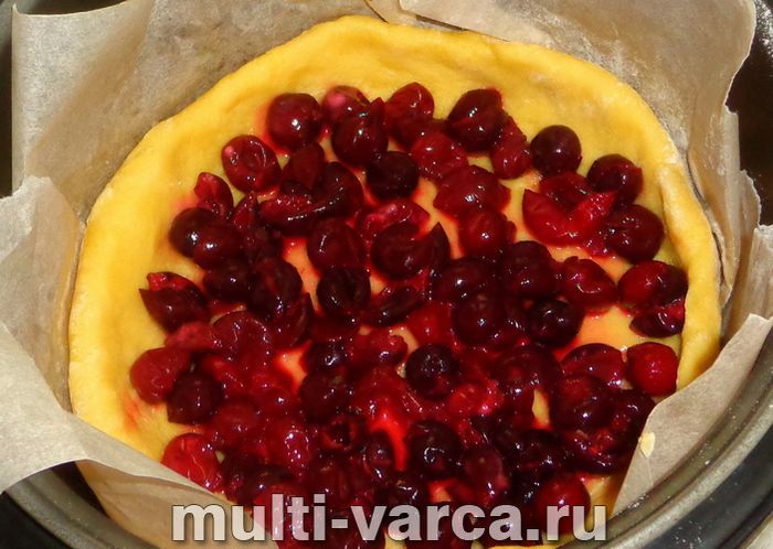Пиріг із сиром і вишнею в мультиварці