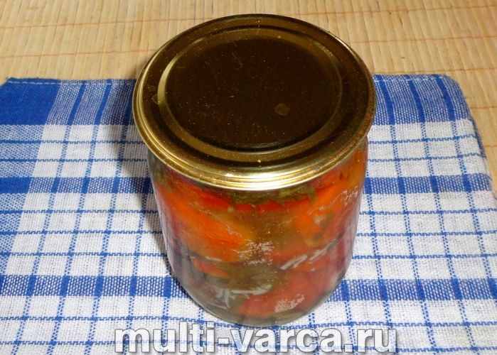 Помідори із зеленню та часником на зиму