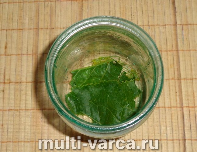 Помідори із зеленню та часником на зиму