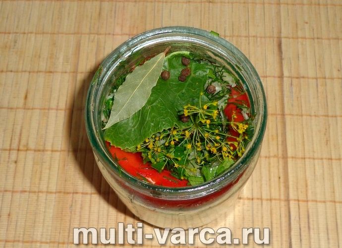 Помідори із зеленню та часником на зиму