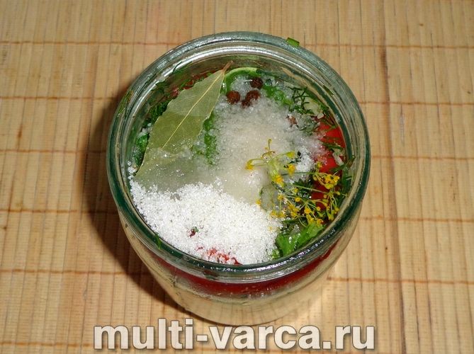 Помідори із зеленню та часником на зиму
