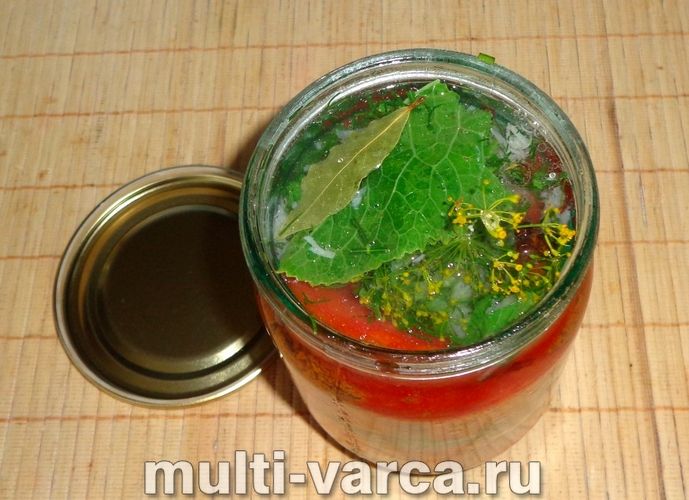 Помідори із зеленню та часником на зиму