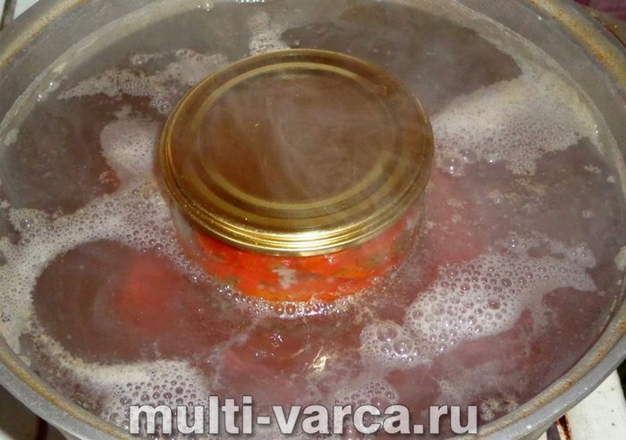 Помідори із зеленню та часником на зиму
