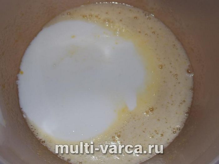 Простий кекс із родзинками на кефірі
