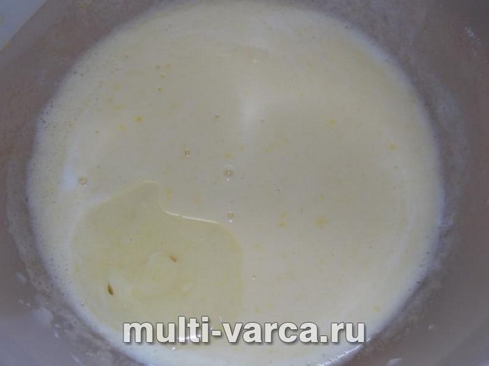 Простий кекс із родзинками на кефірі