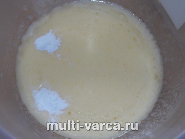 Простий кекс із родзинками на кефірі