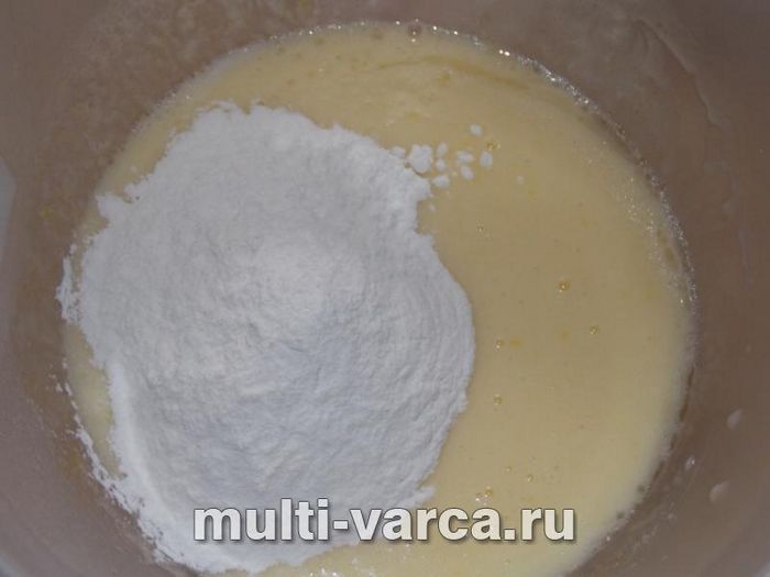 Простий кекс із родзинками на кефірі