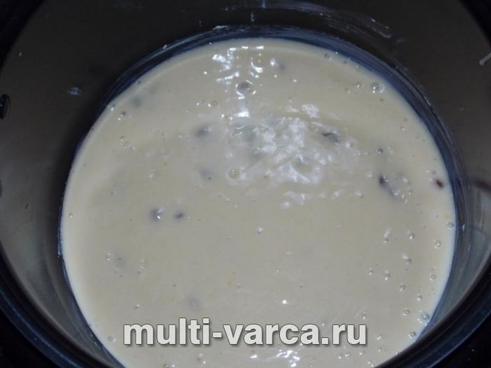 Простий кекс із родзинками на кефірі