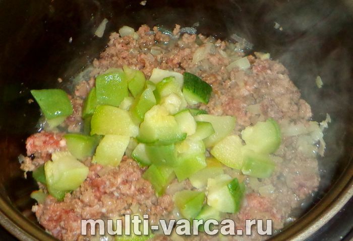 Рис із фаршем і кабачками в мультиварці
