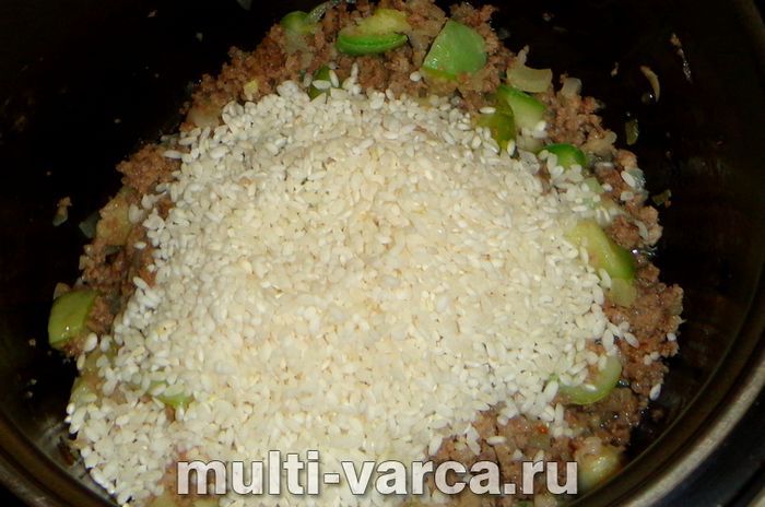 Рис із фаршем і кабачками в мультиварці
