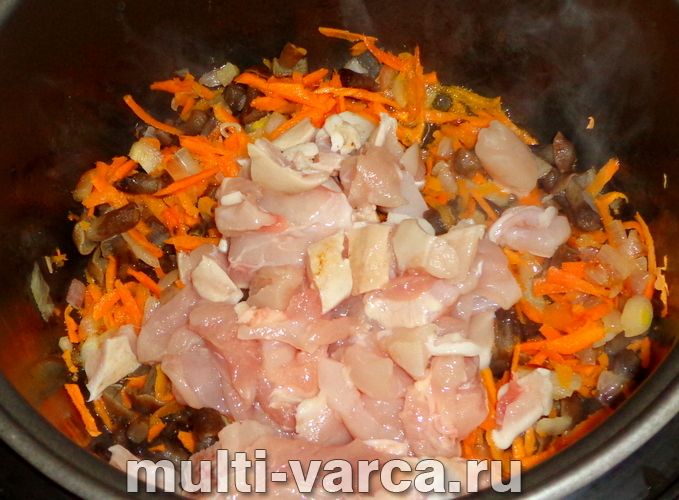 Рис із грибами та куркою в мультиварці