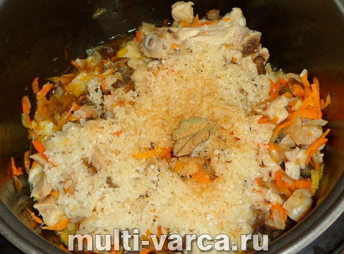 Рис із грибами та куркою в мультиварці