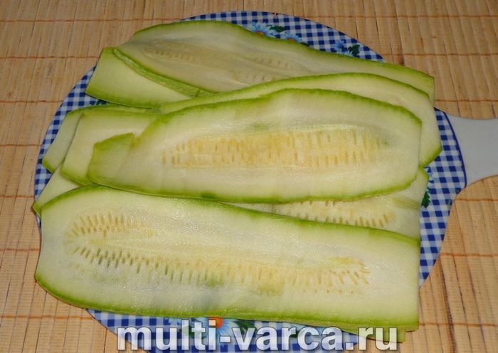 Рулетики з кабачка з курячою грудкою в мультиварці