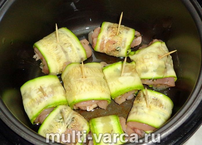 Рулетики з кабачка з курячою грудкою в мультиварці