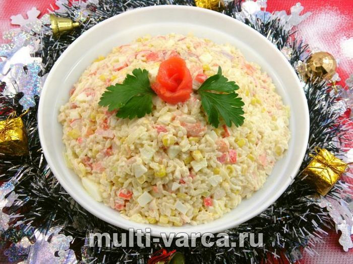 Салат із рисом, сьомгою та морепродуктами