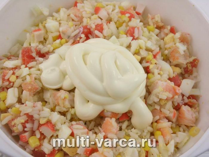 Салат із рисом, сьомгою та морепродуктами