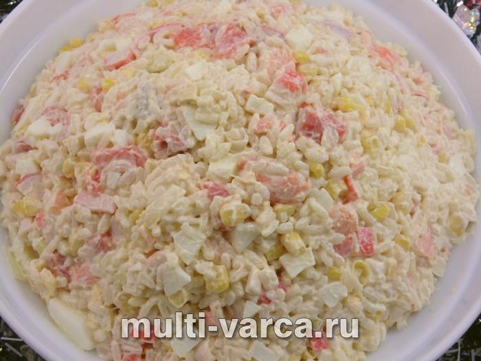 Салат із рисом, сьомгою та морепродуктами