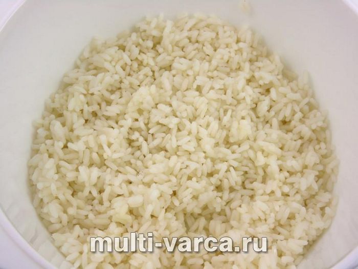 Салат із рисом, сьомгою та морепродуктами