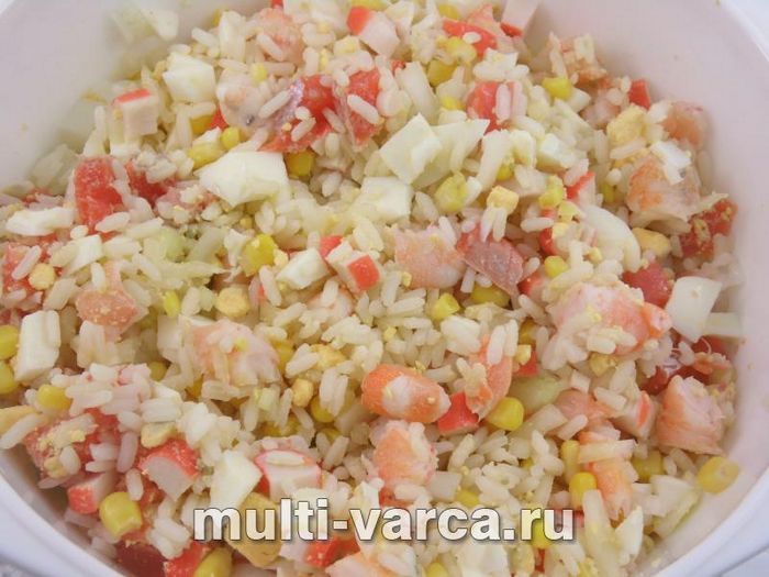 Салат із рисом, сьомгою та морепродуктами