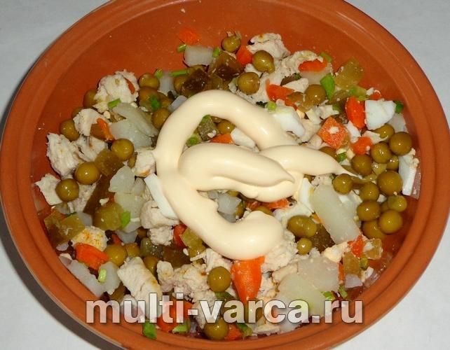 Салат «Олів'є» з курячою грудкою