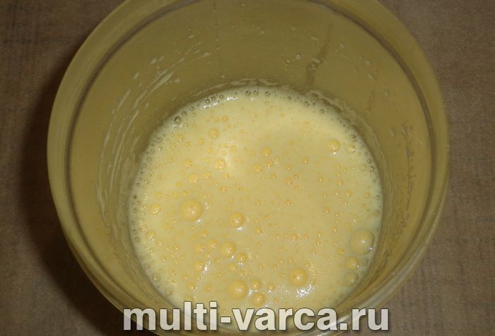 Швидкий пиріг із полуничним варенням до чаю