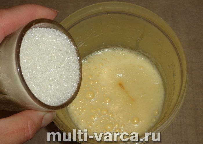 Швидкий пиріг із полуничним варенням до чаю