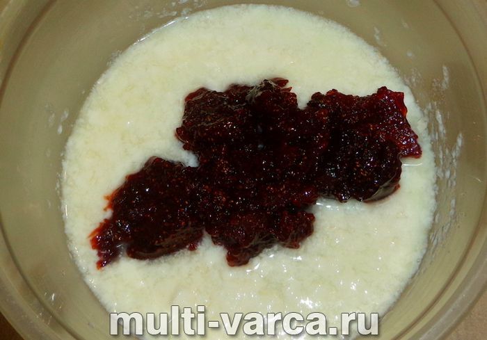 Швидкий пиріг із полуничним варенням до чаю