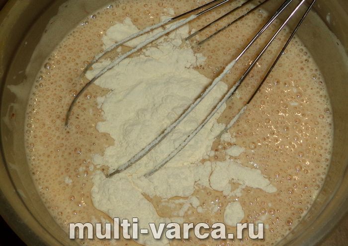 Швидкий пиріг із полуничним варенням до чаю